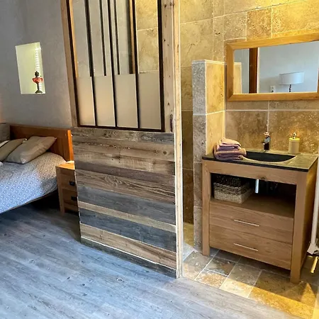 D'hotes Avec Entree Privative Au Calme Dans Maison De Village Bed & Breakfast *